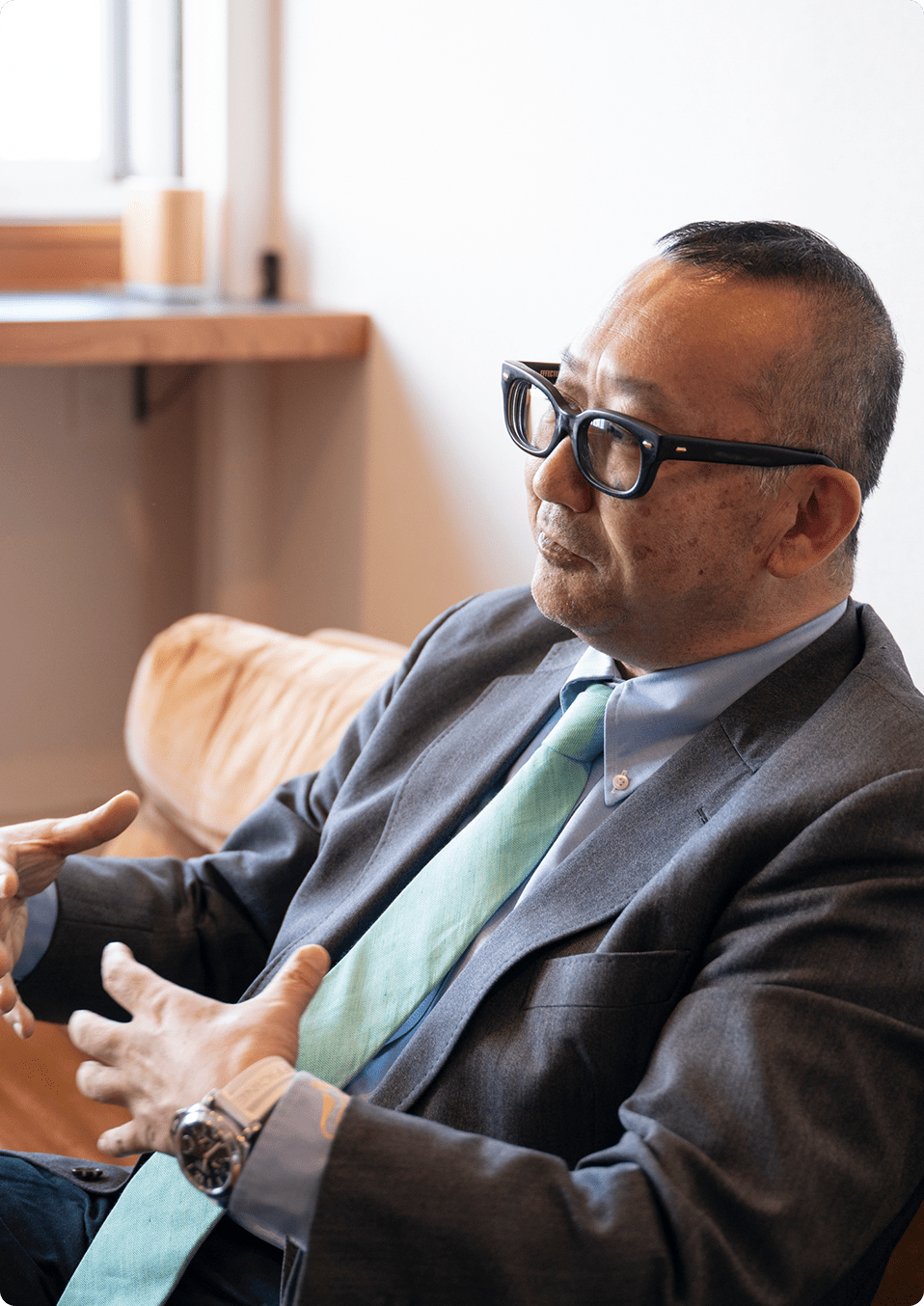 インタビュー中のビジネスパーソン